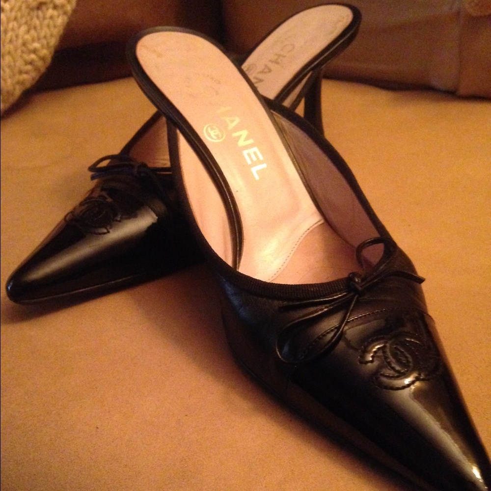 SALE.💯% AUTHENTIC CHANEL BLACK LEATHER MULES⭐️🎀